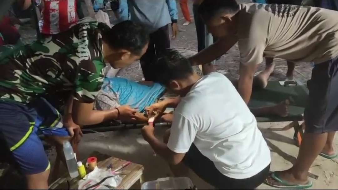 Petugas gabungan saat memberikan pertolongan kepada nelayan yang sempat dinyatakan hilang selama tiga hari (Foto: Dok Satpolairud Polres Jember)