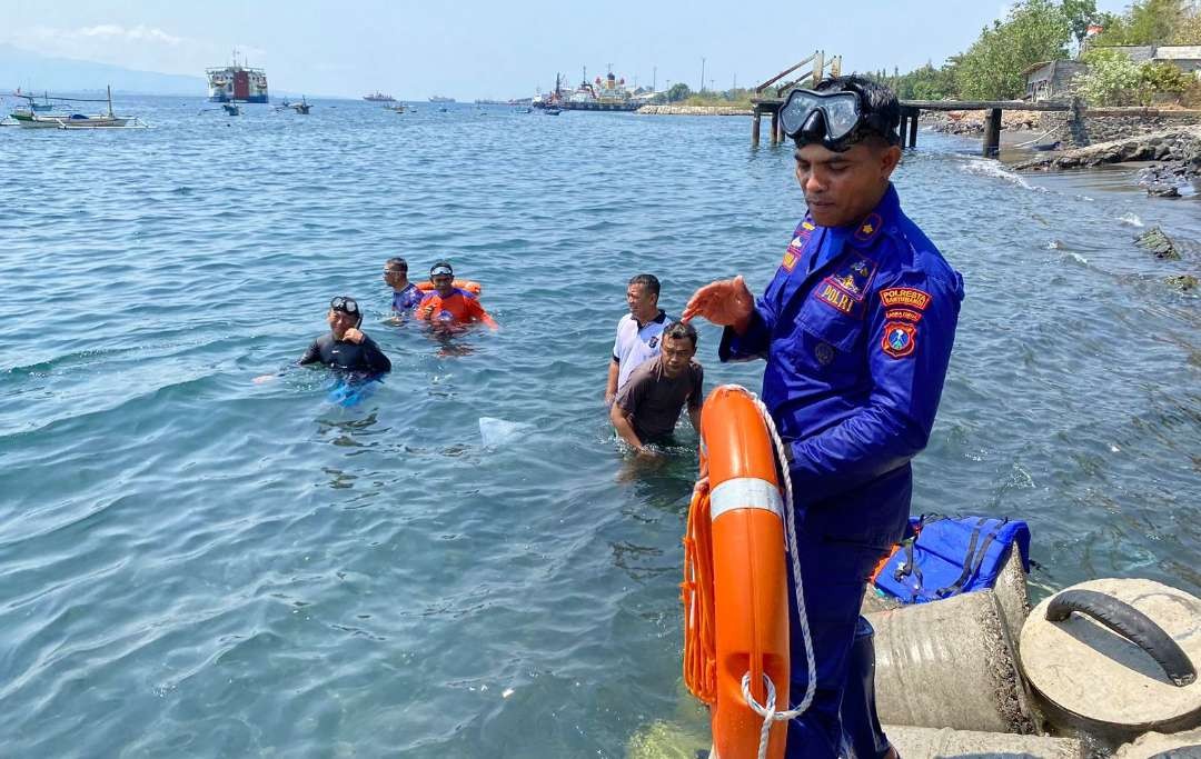 Kasatpolairud Polresta Banyuwangi memberikan pelatihan penyelamatan kepada anggota Polsek di perairan belakang mako Satpolairud Banyuwangi (Foto: istimewa)