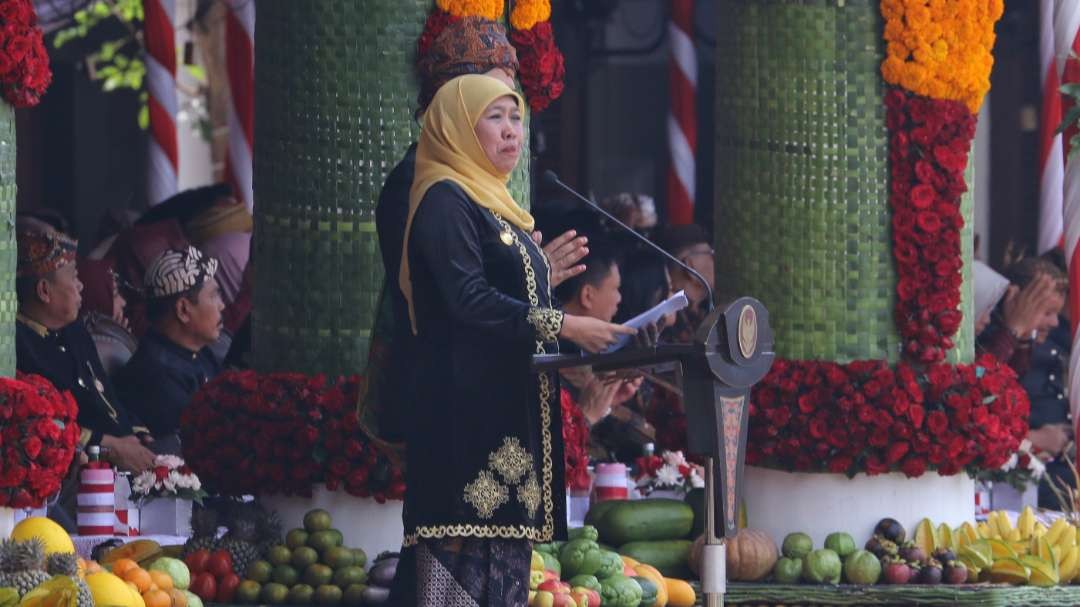 Gubernur Jawa Timur, Khofifah Indar Parawansa saat memimpin upacara peringatan HUT ke-78 Provinsi Jatim di Gedung Negara Grahadi, Surabaya, Kamis 12 Oktober 2023. (Foto: Fariz Yarbo/Ngopibareng.id)