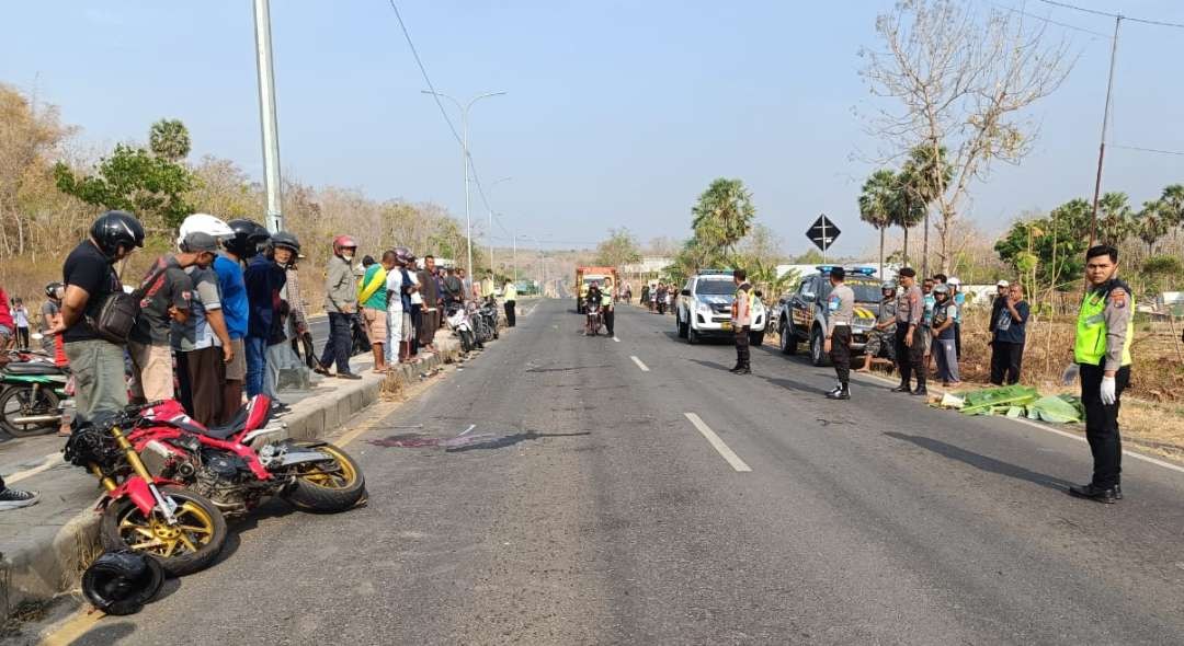 Petugas Satlantas Polres Tuban melakukan olah TKP. (Foto: dok. Lantas Tuban)