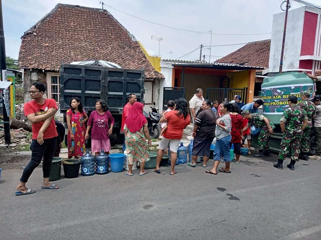 Droping air bersih ke desa-desa yang krisis air akibat musim kemarau panjang di Kabupaten Probolinggo. (Foto: Ikhsan Mahmudi/Ngopibareng.id)