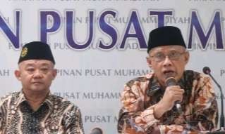 Ketua Umum Pimpinan Pusat Muhammadiyah Haedar Nashir, didampingi Sekretaris Umum, Abdul Mu’ti menyampaikan pernyataan sikap Muhammadiyah terkait perang antara Israel dan Palestina. (Foto: MC Muhammadiyah)