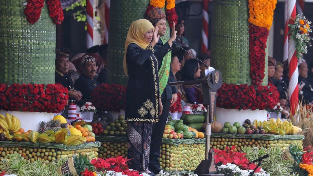 Gubernur Jawa Timur, Khofifah Indar Parawansa dan wakilnya, Emil Elestianto Dardak dalam upacara HUT ke-78 Provinsi Jawa Timur di Gedung Negara Grahadi, Surabaya, Kamis 12 Oktober 2023. (Foto: Fariz Yarbo/Ngopibareng.id)