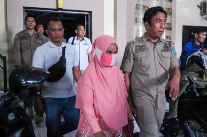 Masriah saat berada di kantor satpol PP Sidoarjo. (Foto: Aini/Ngopibareng.id)