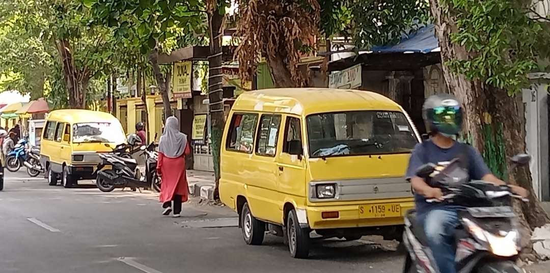 Angkutan Kota di Kabupaten Tuban sedang menunggu penumpang (Khoirul Huda/Ngopibareng.id)