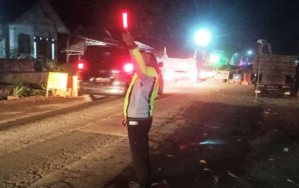 Petugas Satlantas Polresta Banyuwangi melakukan pengaturan di lokasi pembangunan jembatan Wongsorejo (foto: istimewa)