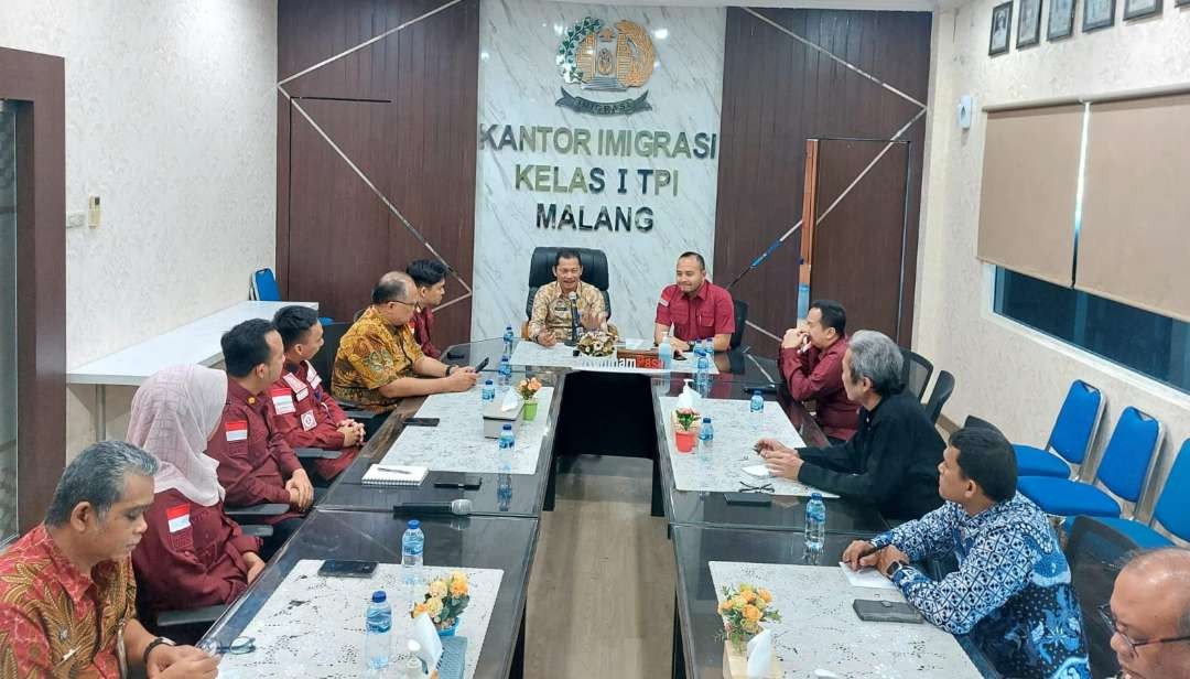 Kadiv Keimigrasian Herdaus memberikan penguatan tugas dan fungsi di dua Satuan kerja Keimigrasian, Jumat, 13 Oktober 2023. (Foto: Humas Kemenlumham Jatim)