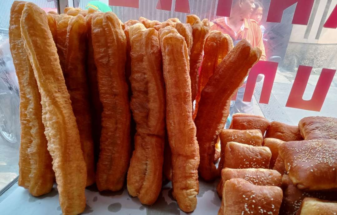 Cakwe jumbo satu batang bisa dimakan rame-rame sambil ngopi bareng. (Foto: Asmanu Sudharso/Ngopibareng.id)