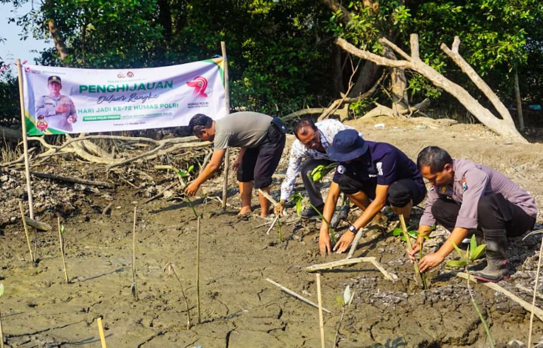 Penanaman mangrove di pesisir Sidoarjo oleh humas Polresta Sidoarjo (foto :Aini/Ngopibareng.id)