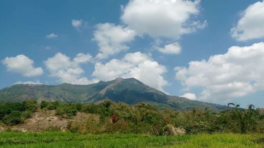 Gunung Inielika di Kabupaten Ngada, Nusa Tenggara Timur (NTT), naik dari level I atau normal menjadi level II atau waspada. (Foto: X Magma)