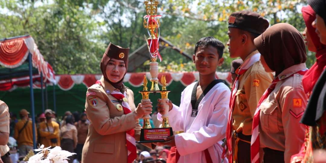 Wakil Ketua Kwarda Jateng Bidang Humas dan Informatika, Riena Retnaningrum, menutup Jambore Daerah SD/MI mewakili Ketua Majelis Pembimbing Daerah (Kamabida) Kwartir Daerah Jawa Tengah, yakni Pj Gubernur Nana Sudjana. (Foto: pramukajateng.or.id)