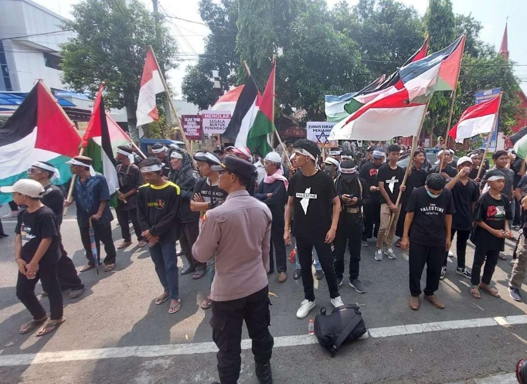 Massa yang tergabung dalam Kumail mengecam Israel dan Amerika di depan gedung DPRD Kota Probolinggo. (Foto: Ikhsan Mahmudi/Ngopibareng.id)