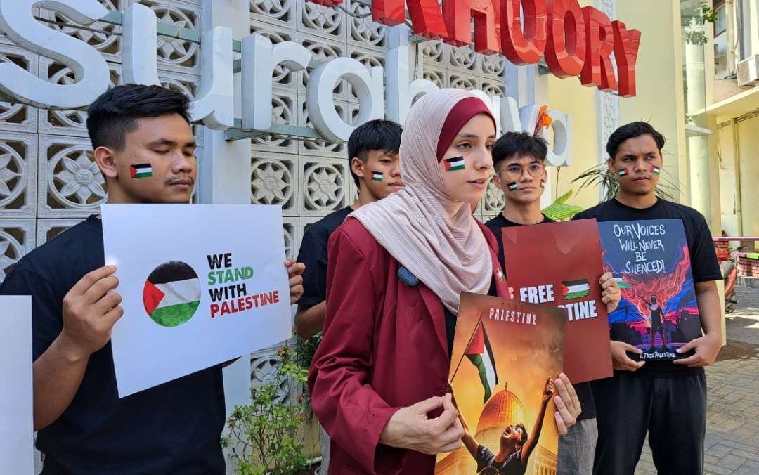 Mahasiswa Palestina yang sedang mengikuti program Pascasarjana di UM Surabaya menggelar salat gaib bersama ratusan mahasiswa lainnya. (Foto: Pita Sari/Ngopibareng.id)