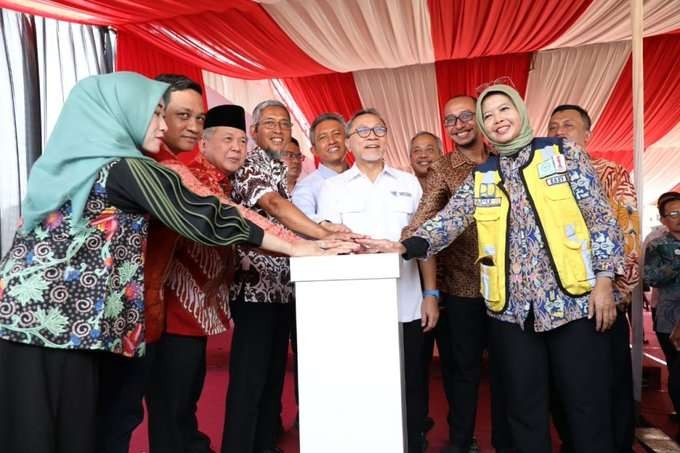 Menteri Perdagangan (Mendag) Zulkifli Hasan (Zulhas) meresmikan dimulainya pembangunan Pasar Banjarsari, Pekalongan, Jawa Tengah, Rabu 11 Oktober 2023. (Foto: Kominfo Jateng)