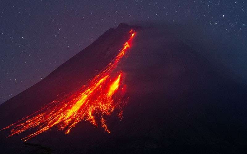 Balai Penyelidikan dan Pengembangan Teknologi Kebencanaan Geologi (BPPTKG) mencatat terjadi 16 kali guguran lava pijar dengan jarak luncur 1.800 m. (Foto: Ant)