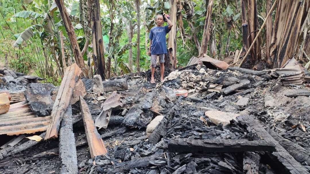 Siswanto nelangsa melihat puing-puing kandang sapi miliknya. (Foto: Istimewa)