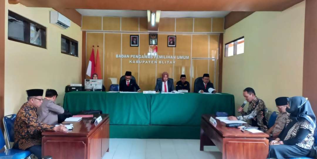 Badan Pengawas Pemilihan Umum (Bawaslu) Kabupaten Blitar menggelar sidang lanjutan dugaan pelanggaran administratif Pemilu 2024, Jumat 13 Oktober 2023. (Foto: Choirul Anam/Ngopibareng.id)