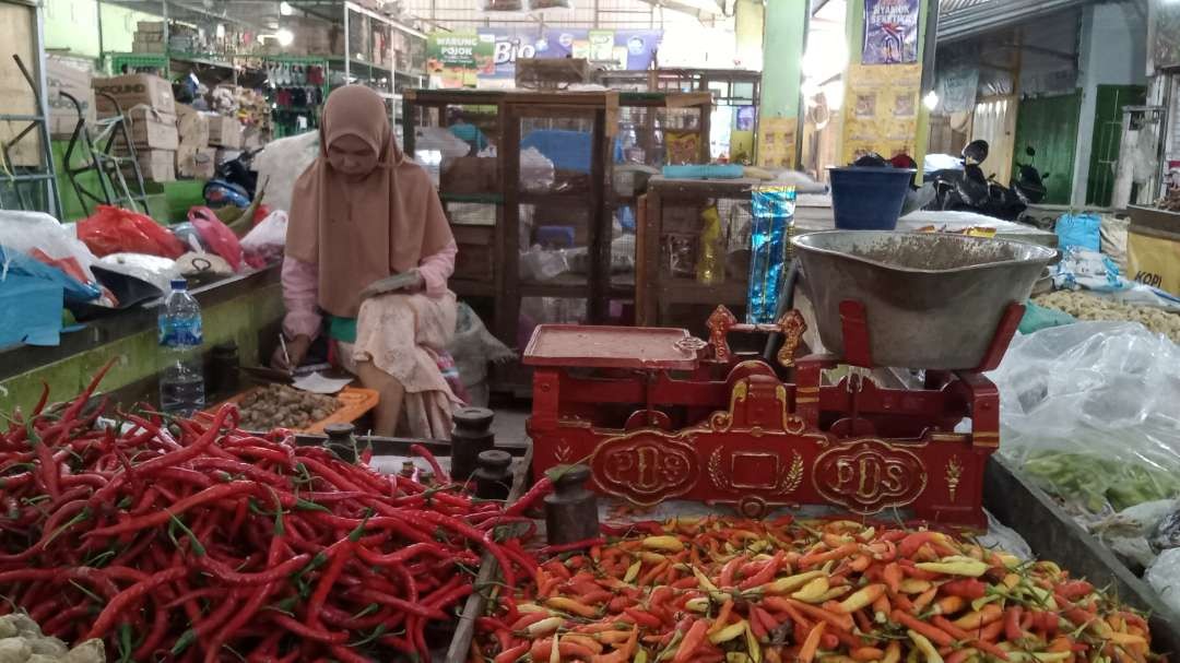 Rumiyatun, salah satu penjual cabai di pasar baru Kabupaten Tuban, Jawa Timur. (Foto: Khoirul Huda/Ngopibareng.id)