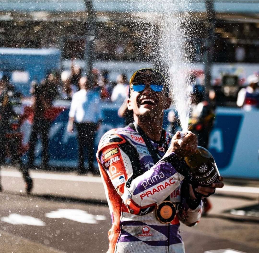 Jorge Martin selebrasi juara sprint race MotoGP Mandalika, Indonesia, Sabtu 14 Oktober 2023. (Foto: X MotoGP)