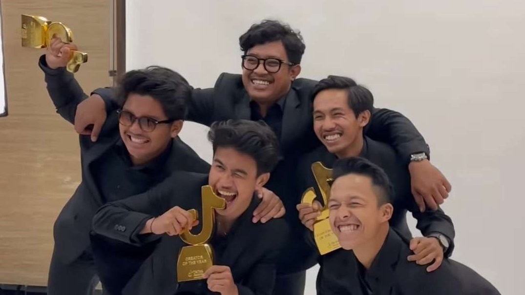 Pandawara Group meraih tiga trofi TikTok Awards berkat aksinya bersih-bersih sampah. (Instagram @pandawaragroup)