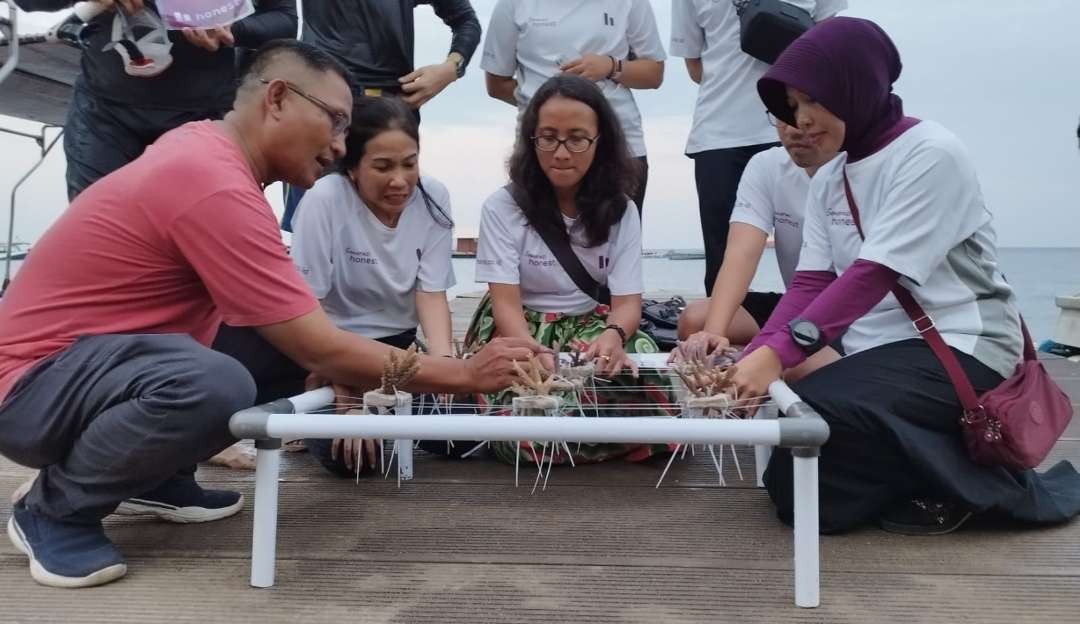 Pengelola destinasi wisata Bangsring Underwater, Sukirno, sedang memberikan penjelasan cara penanaman terumbu karang. (Foto: Muh. Hujaini/Ngopibareng.id)