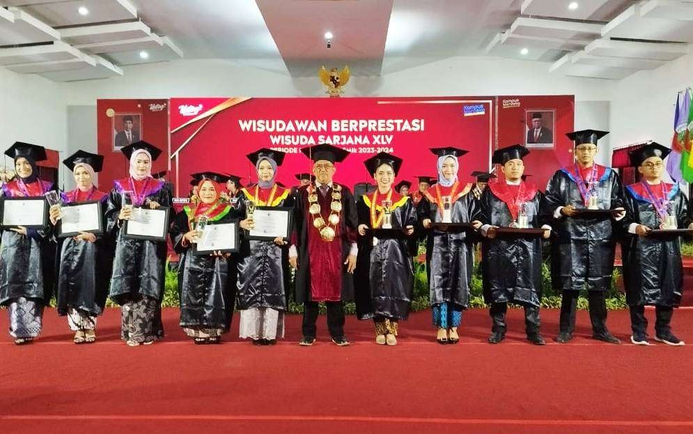 Para Wisudawan Untag Banyuwangi yang berprestasi  (foto: Muh Hujaini/Ngopibareng.id)