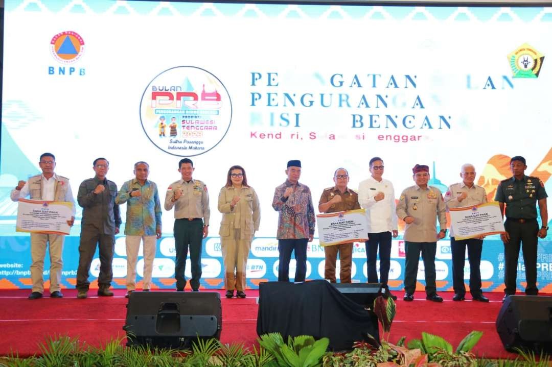 Menko PMK Muhadjir Effendy pada Acara Puncak Peringatan Bulan Penanggulangan Risiko Bencana Tahun 2023” yang diselenggarakan oleh Badan Nasional Penanggulangan Bencana (BNPB) di Kota Kendari, pada Jumat (13 Oktober 2023). (Foto: Inf PMK)