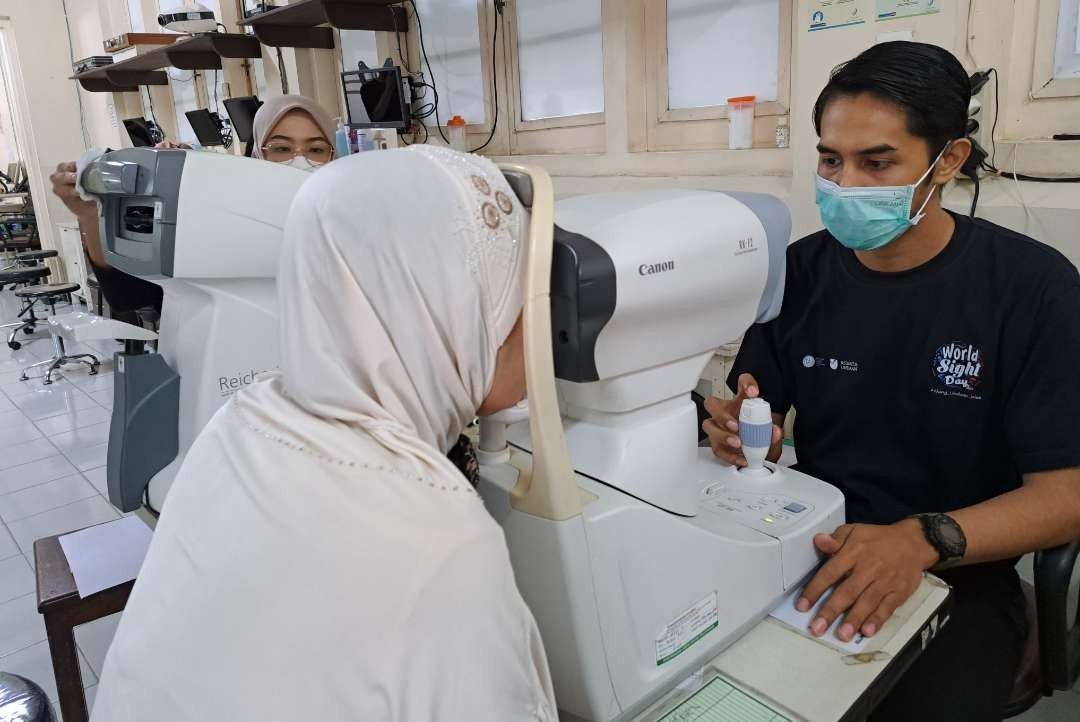 Ilustrasi pemeriksaan mata yang dilakukan RSMU di peringatan Hari Penglihatan Sedunia. (Foto: Pita Sari/Ngopibareng.id)