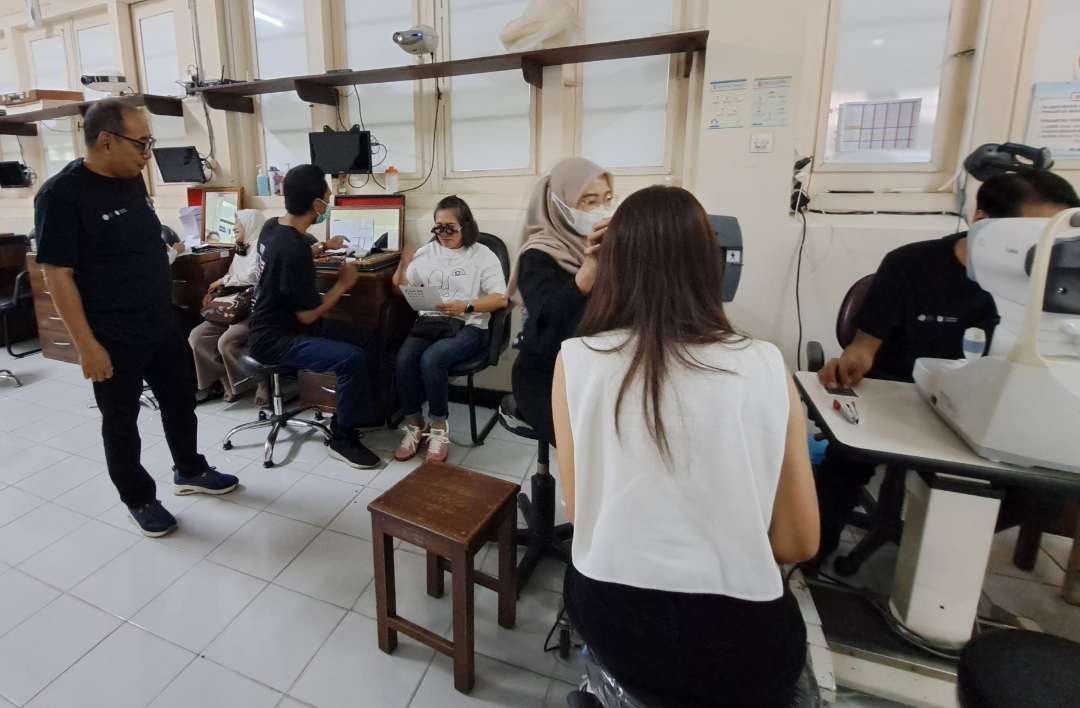 Ketua P4MU, Arif Afandi saat melihat secara langsung proses pemeriksaan bagi para jurnalis dalam rangka peringatan Hari Penglihatan Sedunia. (Foto: Pita Sari/Ngopibareng.id)