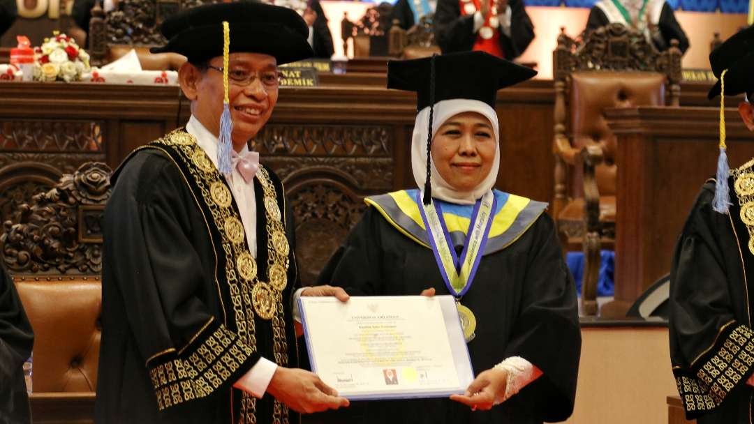 Gubernur Jatim, Khofifah Indar Parawansa menerima ijazah dari Rektor Universitas Airlangga, Prof M Nasih di Gedung Airlangga Convention Center, Surabaya, Minggu 15 Oktober 2023. (Foto: Fariz Yarbo/Ngopibareng.id)