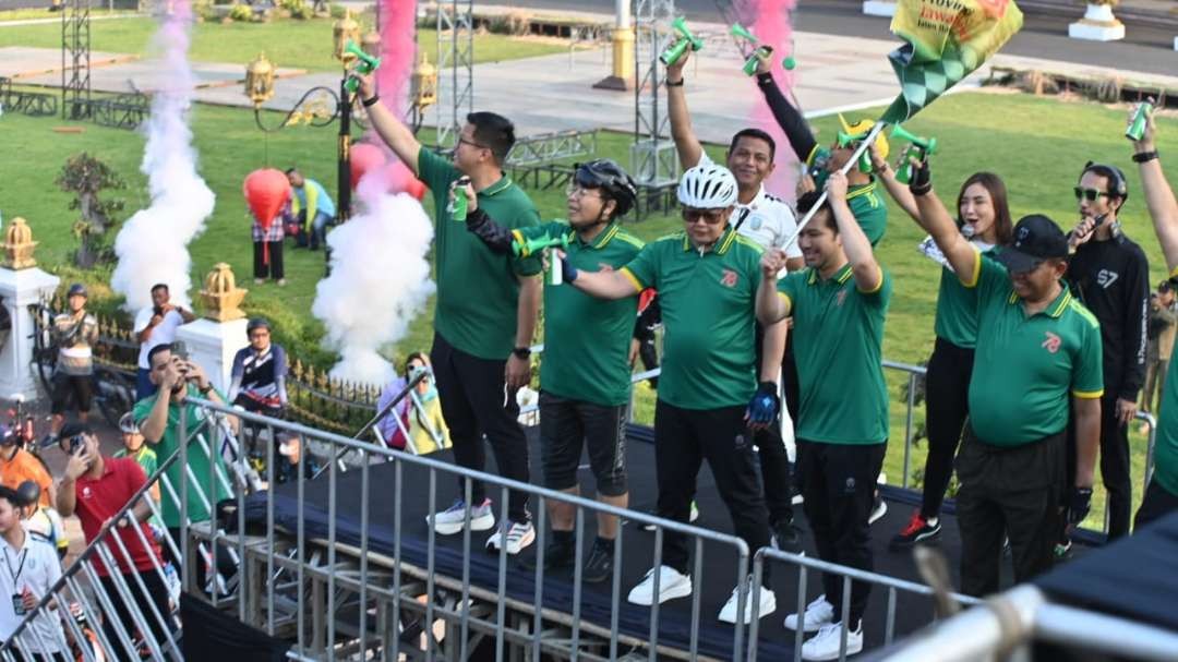 Wagub Jatim, Emil Elestianto Dardak saat melepas peserta gowes di Gedung Negara Grahadi, Surabaya, Minggu 14 Oktober 2023. (Foto: Istimewa)