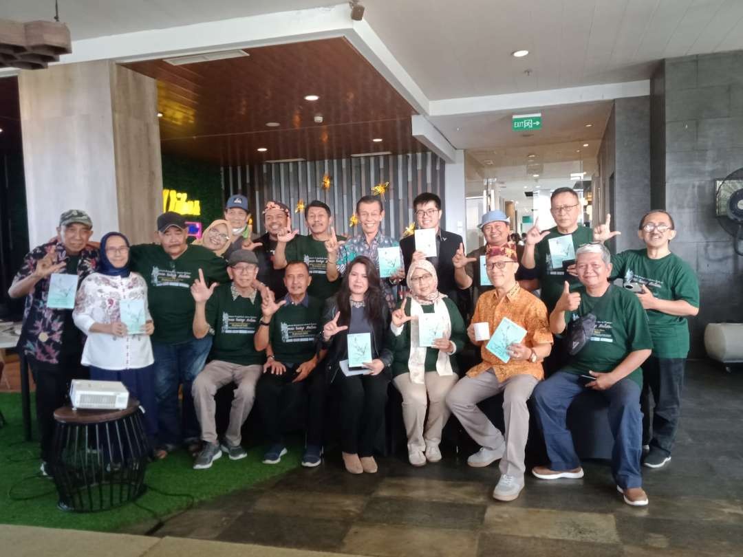 Memeriahkan Hari Jadi ke-78 Provinsi Jawa Timur, komunitas Wartawan Usia Emas (Warumas) menggelar peluncuran buku antologi puisi ‘Seronce Sedap Malam’ di The Southern Hotel Surabaya,  Jalan Jemursari Surabaya, Sabtu 14 Oktober 2023. (Foto: Ist)