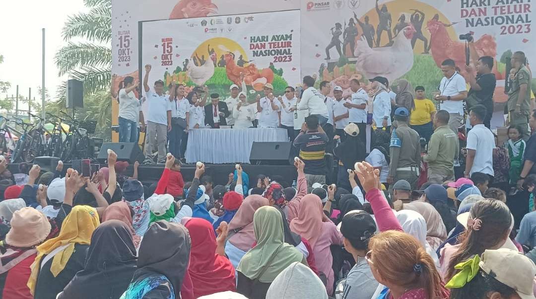 Ribuan warga Blitar makan telur bersama di Alun-Alun Pemerintah Kabupaten Blitar saat acara peringatan hari ayam dan telur Indonesia tahun 2023 hari Minggu 15 Oktober 2023. (Foto: choirul anam/ngopibareng.id)