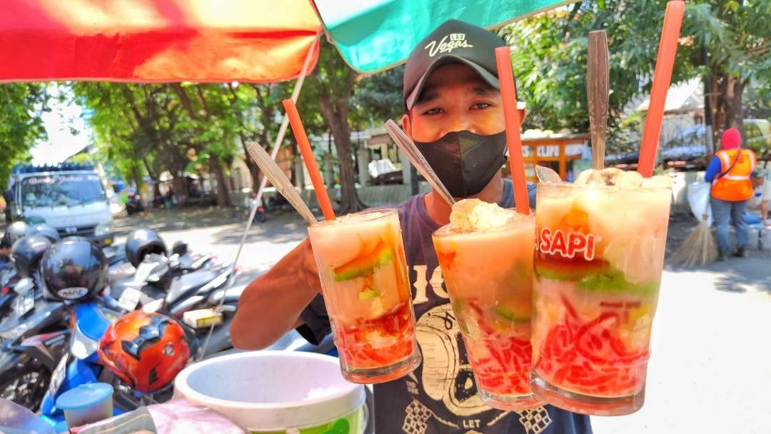 Pedagang Es Dawet, M Mindi Alif saat menyajikan Es Dawet. (Foto: Fariz Yarbo/Ngopibareng.id)