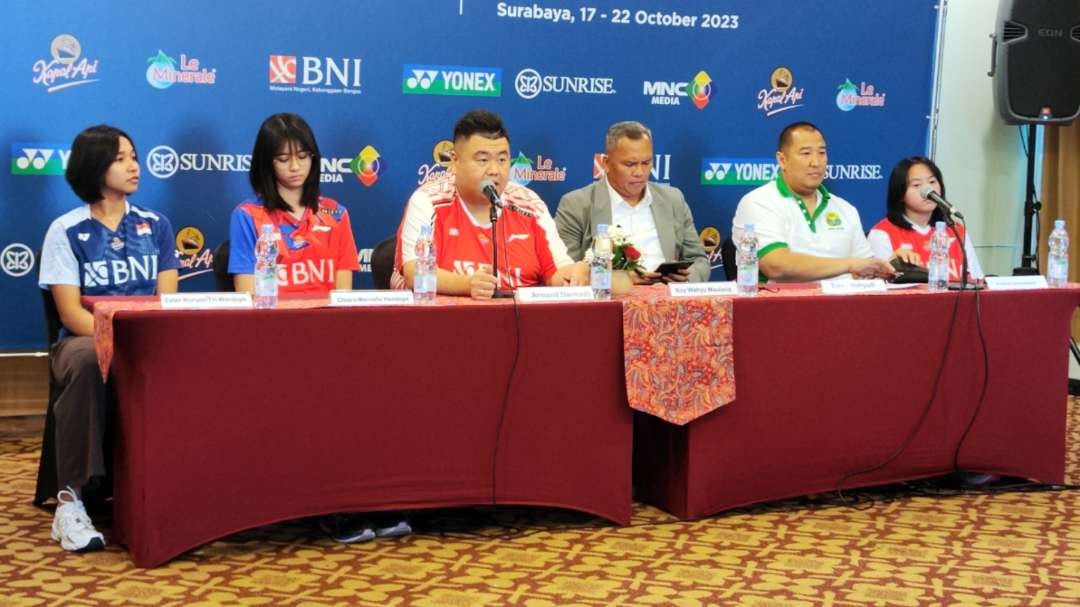 Ketua Panitia Penyelenggara Xpora Indonesia Internasional Challenge 2023 Armand Darmadji (tiga dari kiri) dalam press conference di Surabaya, Senin 16 Oktober 2023. (Foto: Fariz Yarbo/Ngopibareng.id)