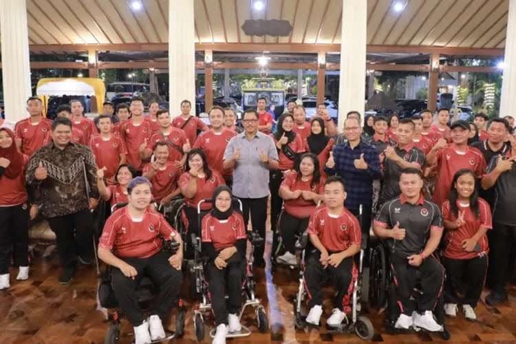 Atlet The 4th Asian Paragames Hangzhou 2023 dari Jawa Tengah dilepas oleh Pj Gubernur Jawa Tengah Nana Sudjana, Jumat 13 Oktober 2023. (Foto: Dokumentasi Humas Pemprov Jateng)