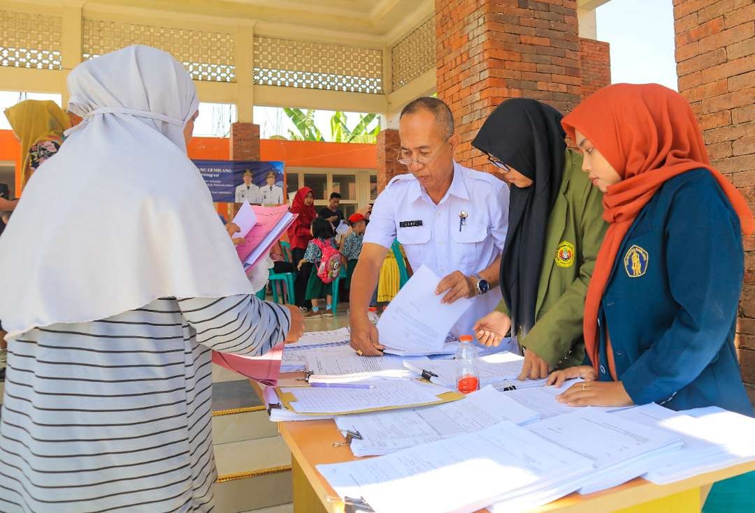 Petugas Disdukcapil Sidoarjo saat cek berkas akta kematian (foto : Aini/Ngopibareng.id)