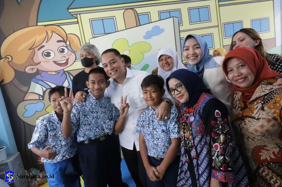 Walikota Surabaya Eri Cahyadi kembali mendorong agar IPM Surabaya terus tumbuh dan meningkat. Nah, salah satu upaya yang terus digencarkan untuk mendongkrak IPM Surabaya adalah meningkatkan budaya literasi atau minat baca tulis masyarakat. (Foto: Pemkot Surabaya)