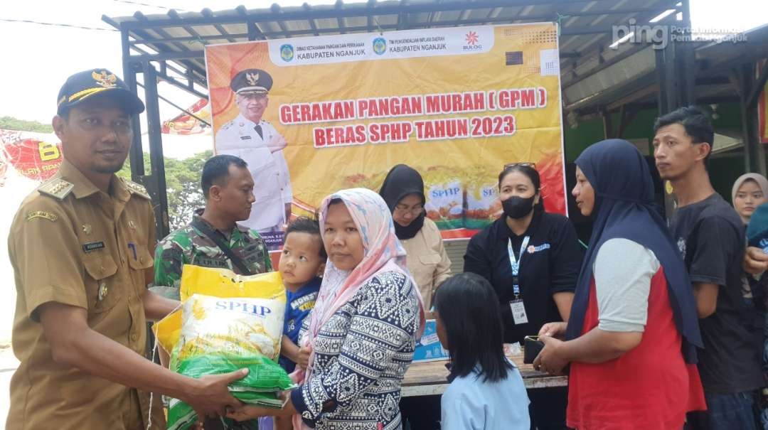 Ratusan warga Kecamatan Pace terlihat antre dengan tertib di Lapangan Kecamatan Pace, pada Senin 16 Oktober 2023 siang. (Foto: dok. nganjukkab)