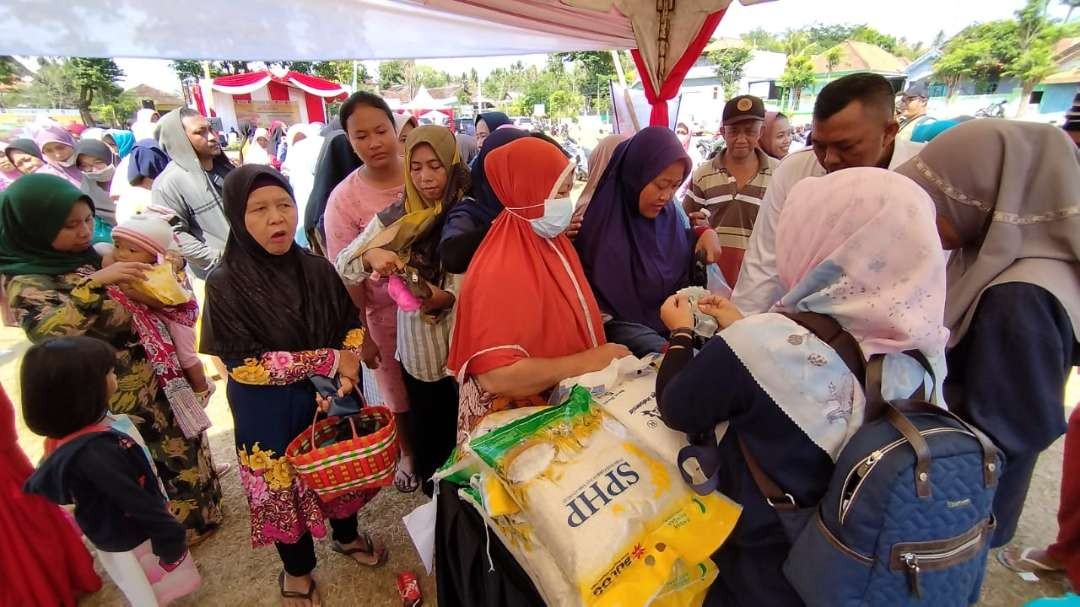 Warga menyerbub penjualan beras SPHP dari Bulog dalam gerakan pangan murah di Banyuwangi (foto: Muh Hujaini/ngopibareng.id)