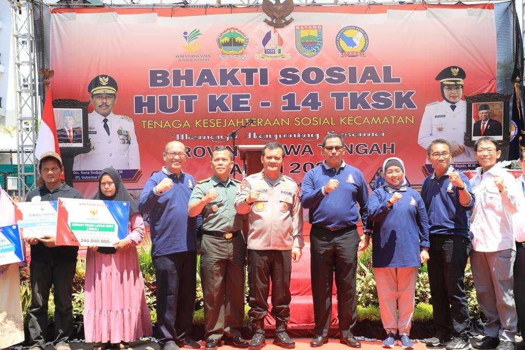 Penjabat (Pj) Gubernur Jawa Tengah, Komjen Pol (P) Nana Sudjana (keempat dari kanan) menghadiri acara bhakti sosial puncak HUT ke-14;Tenaga Kesejahteraan Sosial Kecamatan (TKSK) di Kawasan Industri Terpadu (KIT) Batang, Kabupaten Batang, Senin 9 Oktober 2023. (Foto: Humas Jateng)