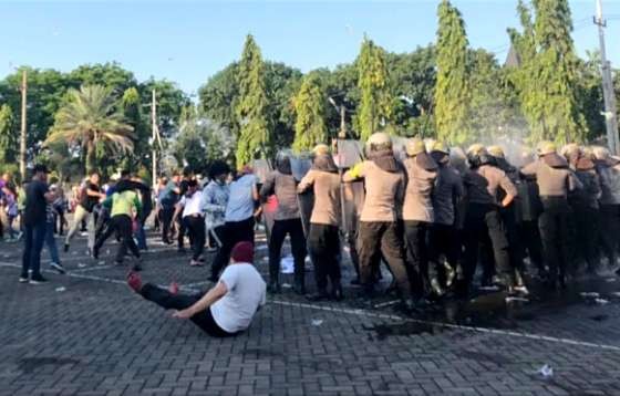 Anggota Polres Situbondo digembleng kemampuan pengamanan Pemilu 2024 dengan simulasi Sispamkota, Senin 26 Oktober 2023 di Mapolres Situbondo.(Foto: Humas Polres Situbondo) )