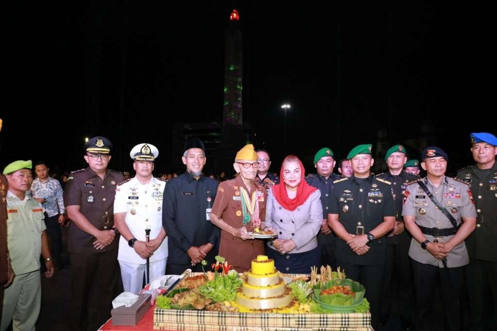 Sekretaris Daerah Provinsi Jawa Tengah (Sekdaprov Jateng), Sumarno menghadiri Peringatan Pertempuran Lima Hari di Semarang, membacakan amanat Pj Gubernur Nana Sudjana, Sabtu 14 Oktober 2023 malam. (Foto: Dokumentasi Humas Pemprov Jateng)