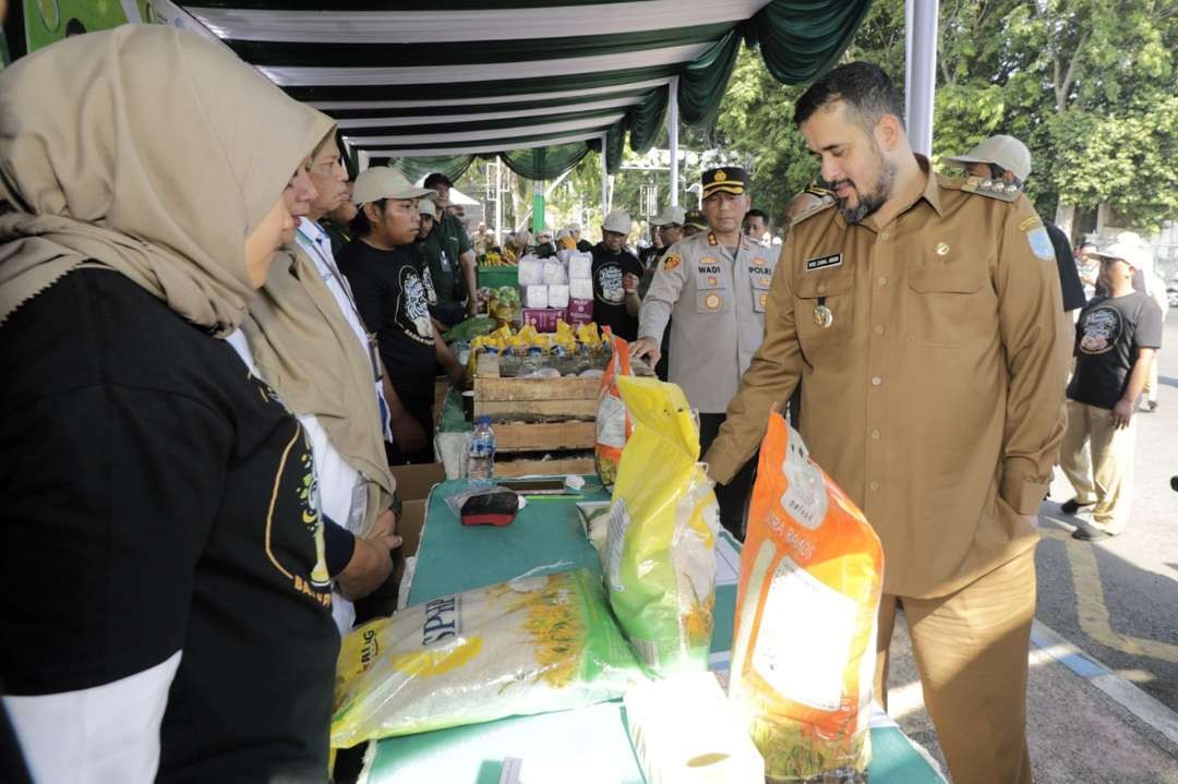 Walikota Habib Hadi Zainal Abidin saat meninjau Gerakan Pasar Murah (GPM) di Kota Probolinggo. (Foto: Ikhsan Mahmudi/Ngopibareng.id)