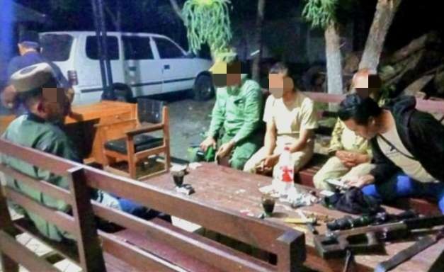 Tiga pemburu liar asal Malang ditangkap setelah didapati menembak dua ekor hewan dilindungi di Taman Nasional Baluran Situbondo.(Foto: Humas TN Baluran)