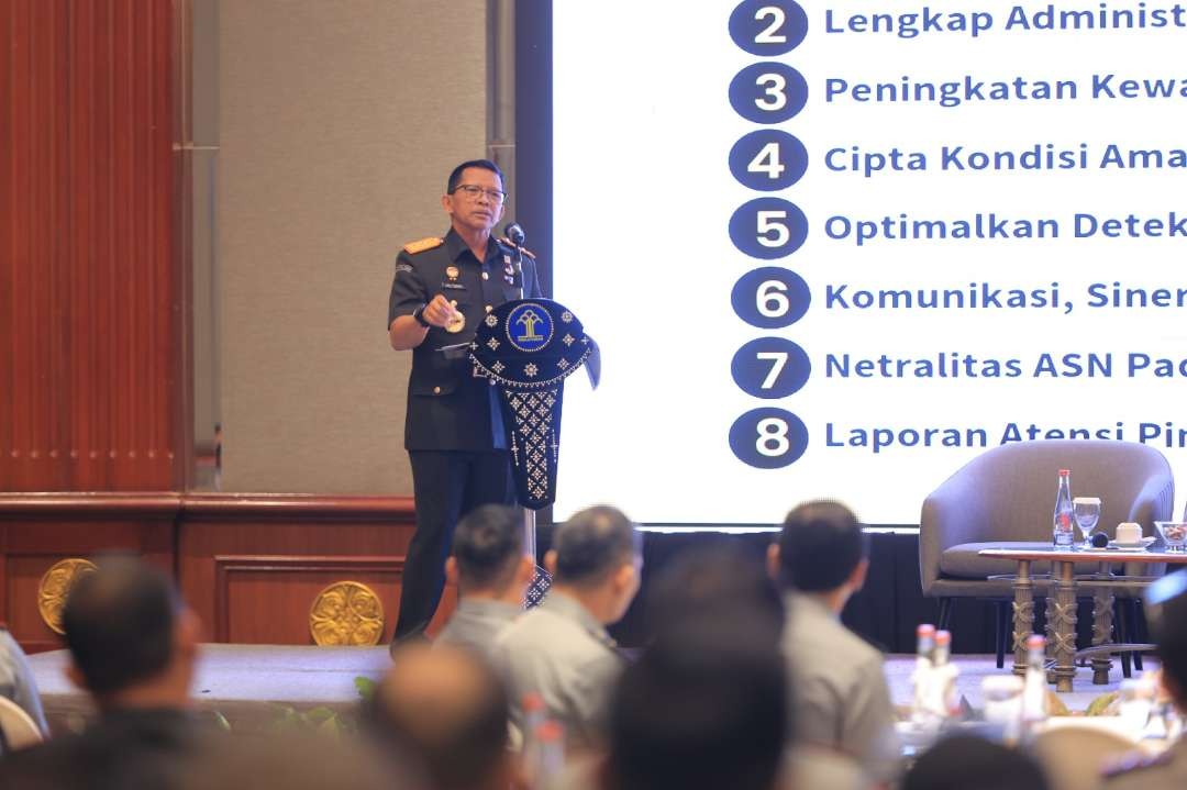 Kakanwil Kemenkumham Jatim, Heni Yuwono evaluasi dan arahan tugas serta strategi optimalisasi kinerja kepada kepala UPT dan pejabat struktural kanwil serta jajaran, Selasa 17 Oktober 2023. (Foto: Humas Kemenkumham Jatim)