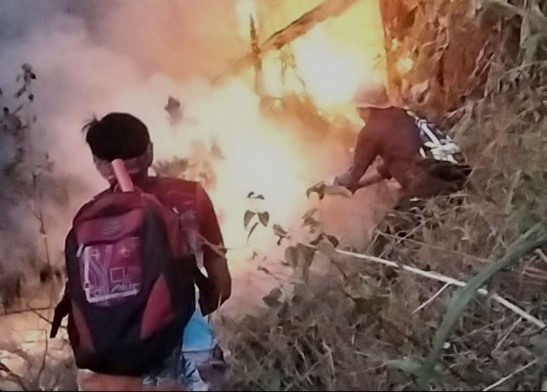 Petugas gabungan melakukan pemadaman gunung Penanggungan.(Foto Dok. BPBD Kabupaten Mojokerto)