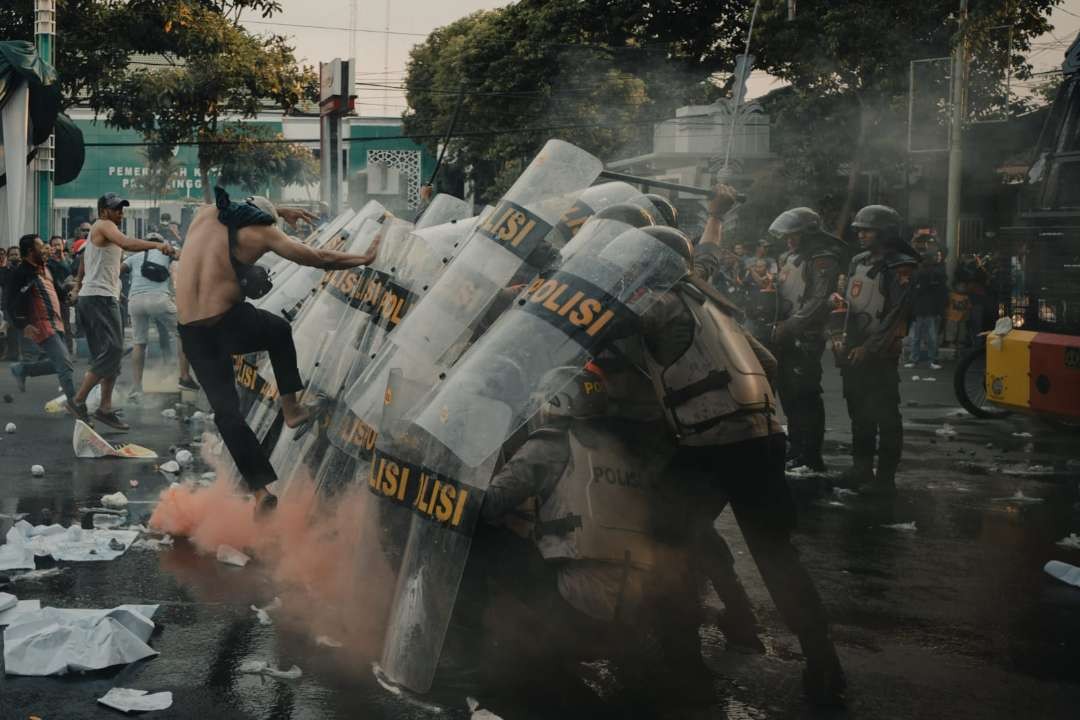 Simulasi bentrok massa dengan tim pengamanan gabungan saat pemilu yang digelar di depan Kantor Walikota Probolinggo. (Foto: Ikhsan Mahmudi/Ngopibareng.id)