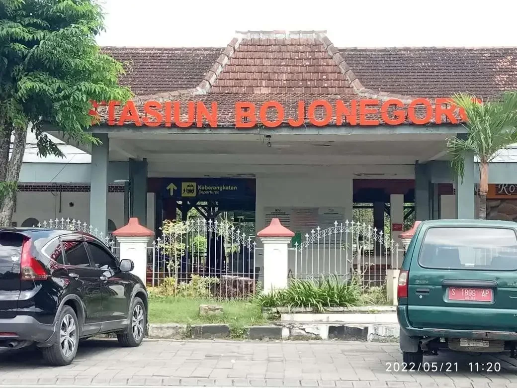 Stasiun Kereta Api Bojonegoro di Jalan Gajah Mada Kota Bojonegoro. (Foto: Sujatmiko/Ngopibareng.id)