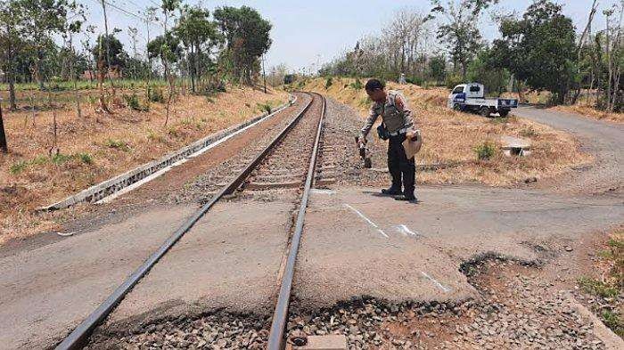 Anggota Satlantas Polres Probolinggo melakukan olah Tempat Kejadian Perkara (TKP) sepeda motor ditabrak kereta api di Desa Tigasan Kulon, Kecamatan Leces, Kabupaten Probolinggo. (Foto: Satlantas Polres Probolinggo)